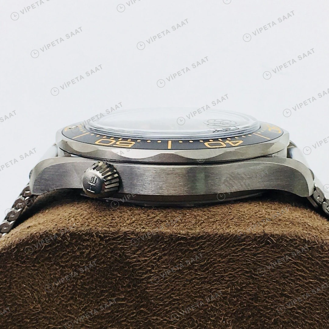 Omega Seamaster Diver 300M 007 Siyah Kadran Çelik 42mm Super Clone ETA Eta Saat yan görünüm