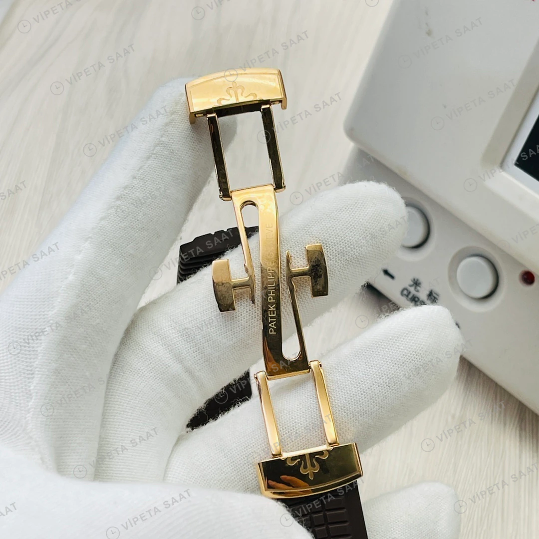 Patek Philippe Aquanaut Siyah Kadran Taşlı Bezel Rose Gold Kauçuk Kordon Super Clone ETA Eta Saat yan görünüm