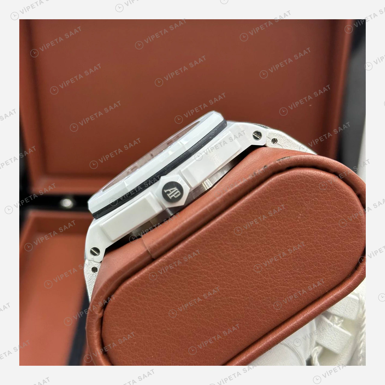Audemars Piguet Royal Oak Offshore Diver Beyaz Seramik Super Clone ETA Eta Saat yan görünüm