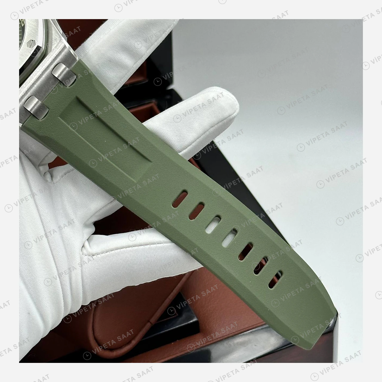Audemars Piguet Royal Oak Offshore Diver Yeşil Kadran Kauçuk Super Clone ETA Eta Saat yan görünüm