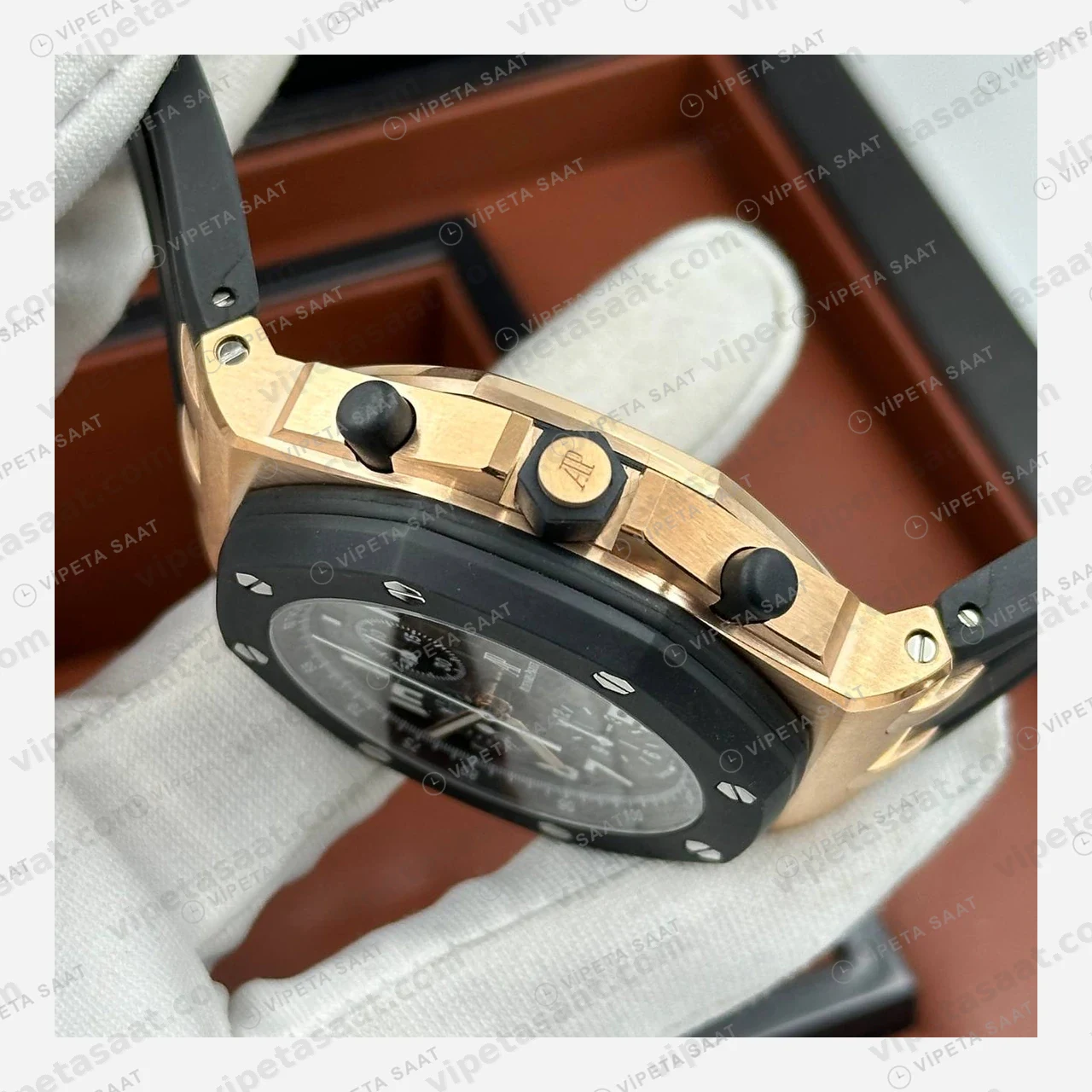 Audemars Piguet Royal Oak Offshore Siyah Rose Gold Kronograf Kauçuk Zarif Super Clone ETA Eta Saat karşıdan görünüm
