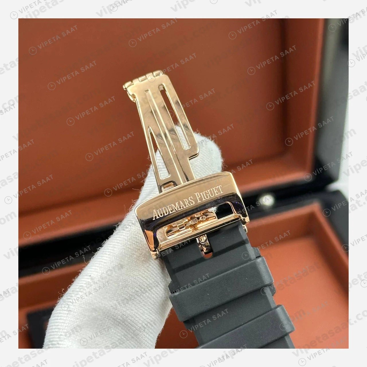 Audemars Piguet Royal Oak Offshore Siyah Rose Gold Kronograf Kauçuk Zarif Super Clone ETA Eta Saat yan görünüm
