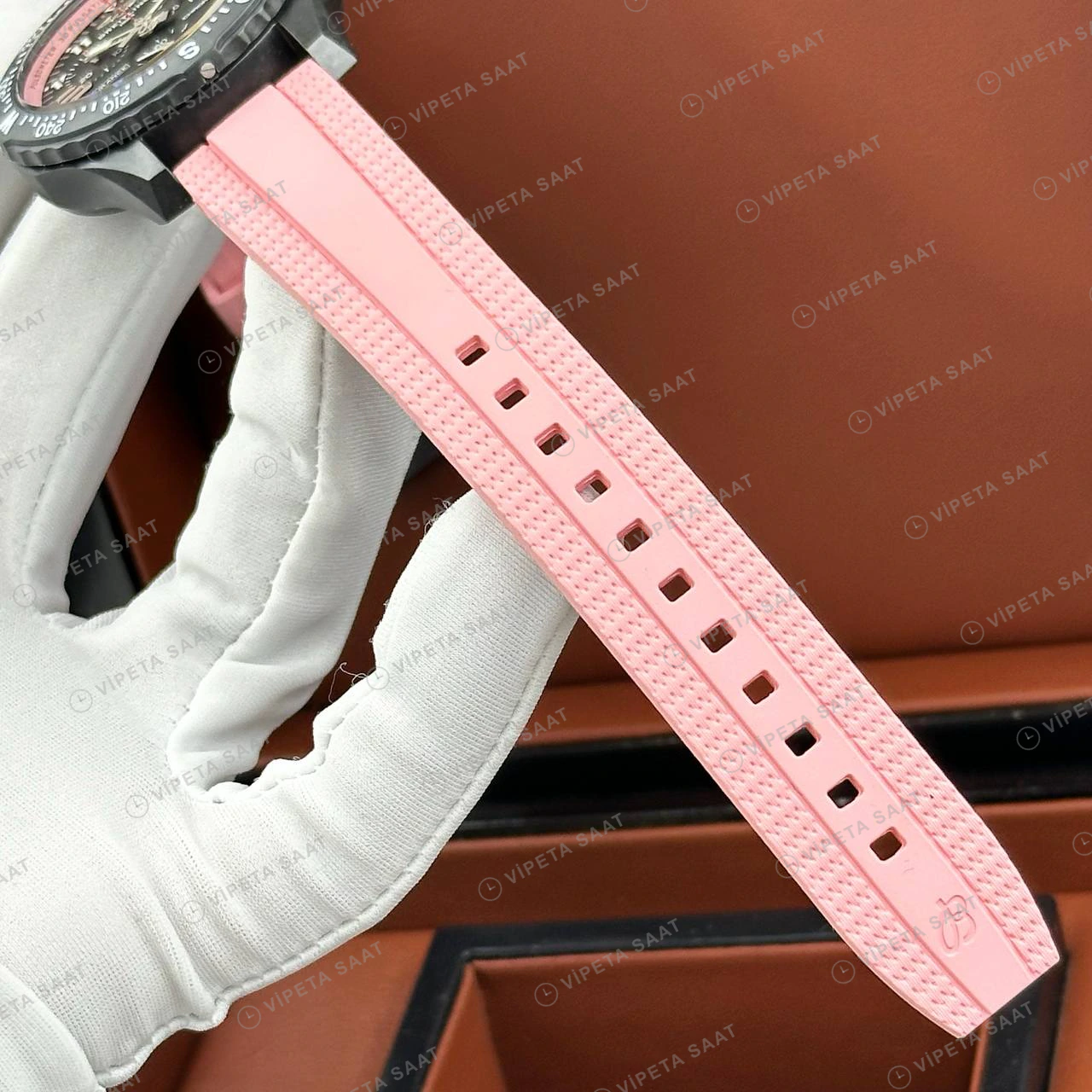 Breitling Endurance Pro 44 mm Siyah Kronograf Pembe Kauçuk X82310D51B1S1 Super Clone ETA Eta Saat detay 5