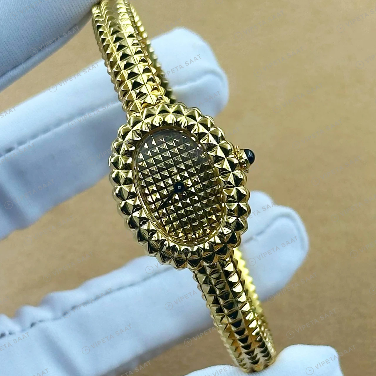 Cartier Baignoire Clou De Paris Sarı Altın Piramit Dokulu Kadran Bayan Super Clone ETA Saat karşıdan görünüm
