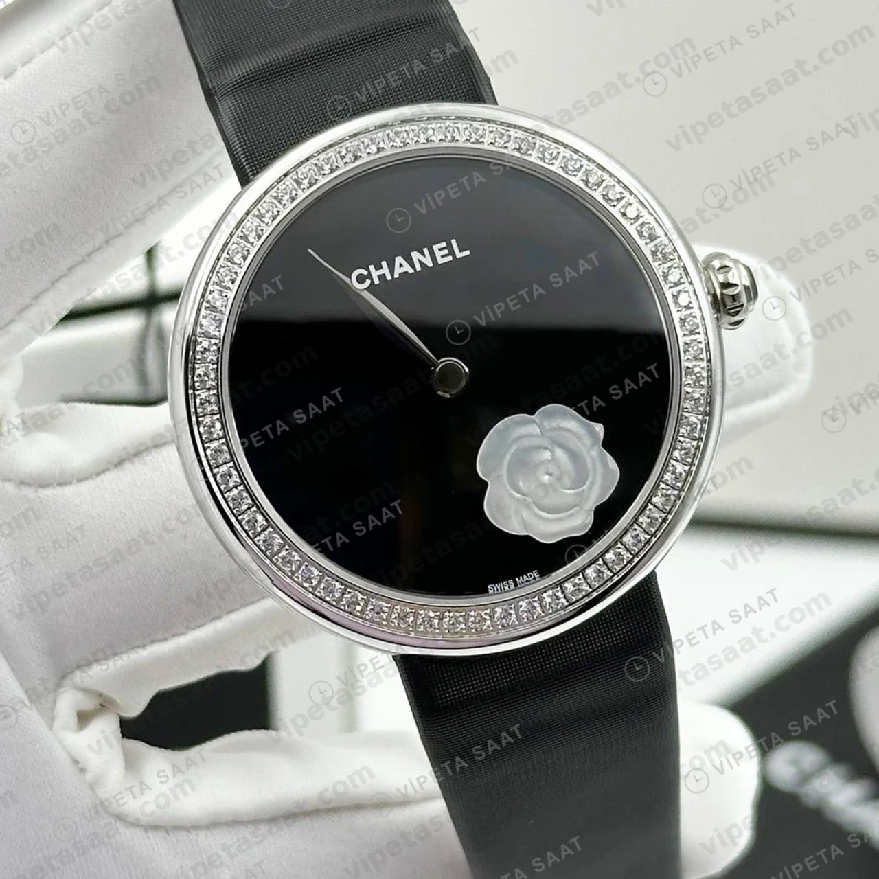Chanel Mademoiselle Prive Kamelya Siyah Elmas Taşlı Deri Super Clone ETA Saat karşıdan görünüm