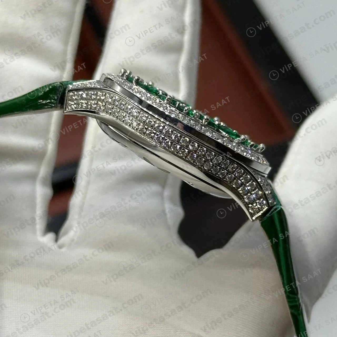 Graff Diamond Zümrüt Taşlı Yeşil Deri Super Clone ETA Saat detay 3