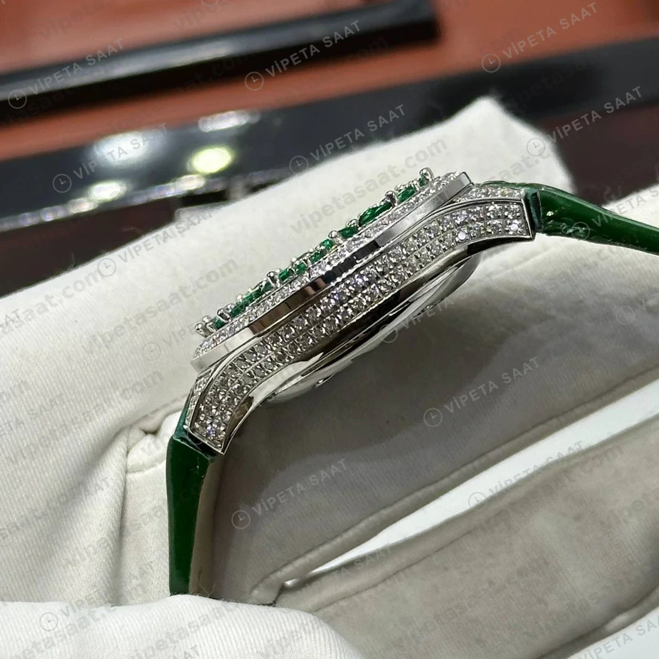 Graff Diamond Zümrüt Taşlı Yeşil Deri Super Clone ETA Saat detay 4