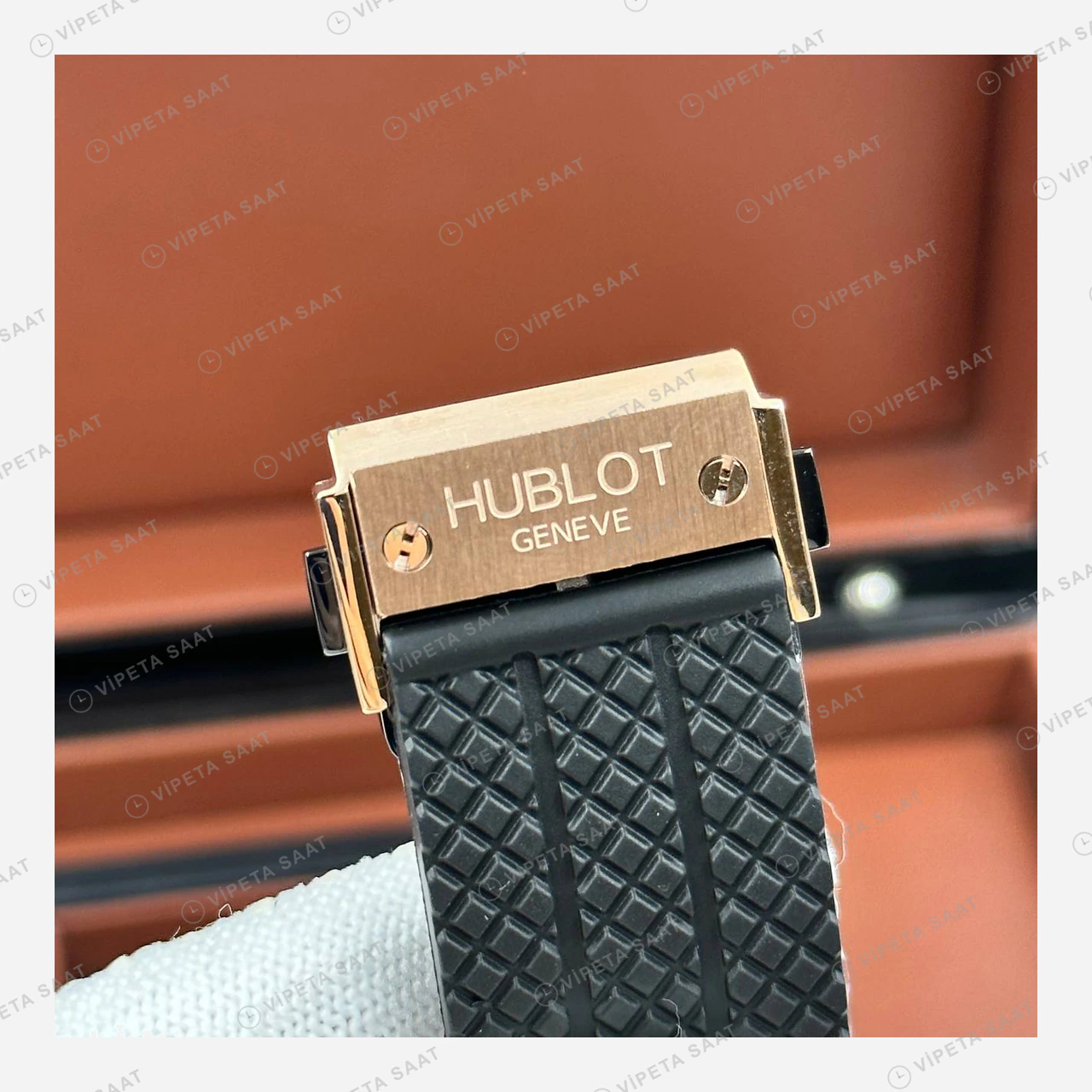 Hublot Big Bang Rose Gold Siyah Elmas Taşlı Kronograf Super Clone ETA Eta Saat karşıdan görünüm