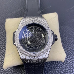 Hublot Big Bang Sang Bleu Baget Bezel Siyah Kadran Siyah Deri Kordon Super Clone Eta Eta Saat karşıdan görünüm