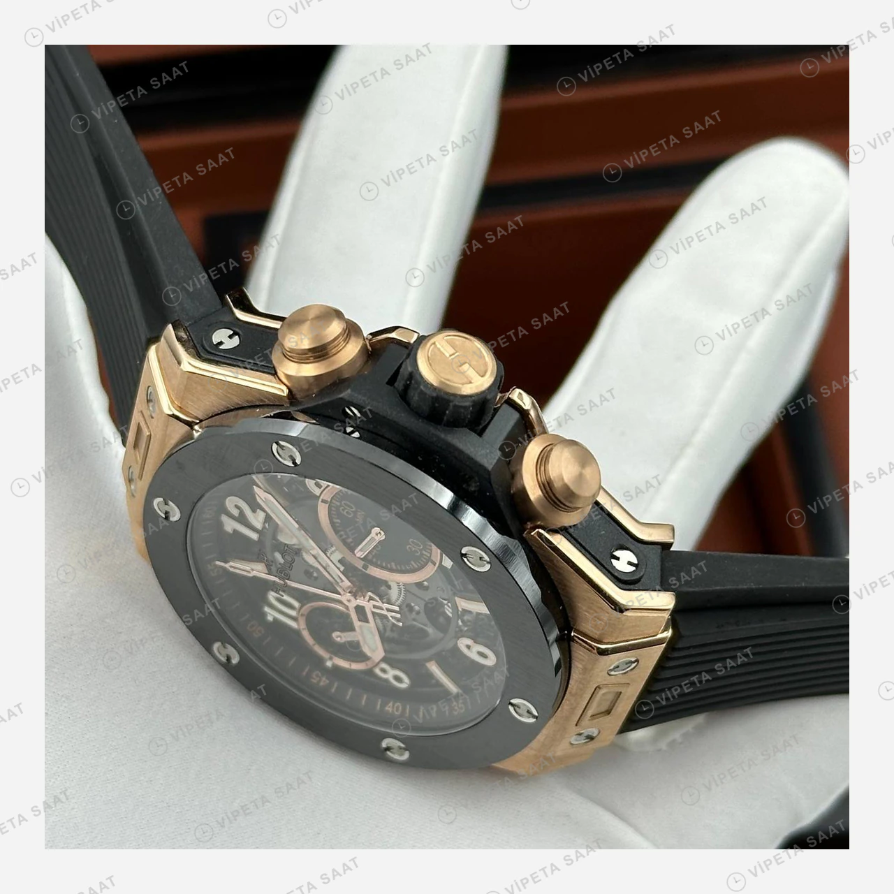 Hublot Big Bang Unico Siyah Seramik Skeleton Kronograf Super Clone ETA Eta Saat karşıdan görünüm