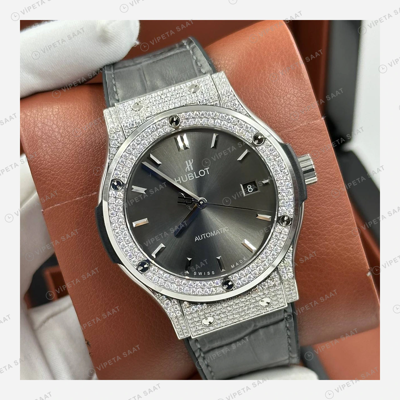 Hublot Classic Fusion Gri Kadran Elmas Taşlı Deri Gece Super Clone ETA Eta Saat yan görünüm