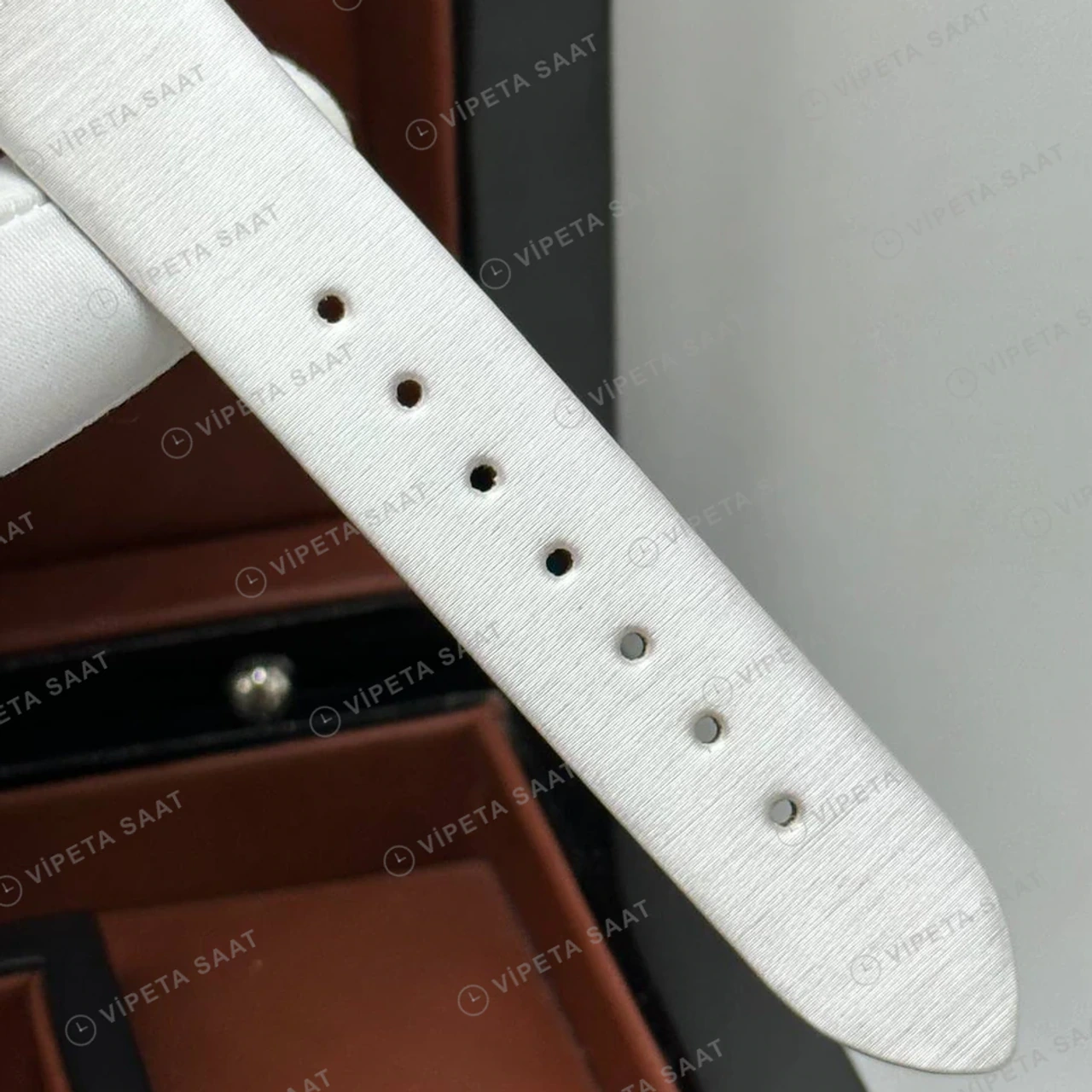 Jacob Co Brilliant Kırmızı Baget Taşlı Kauçuk Super Clone ETA Saat detay 4