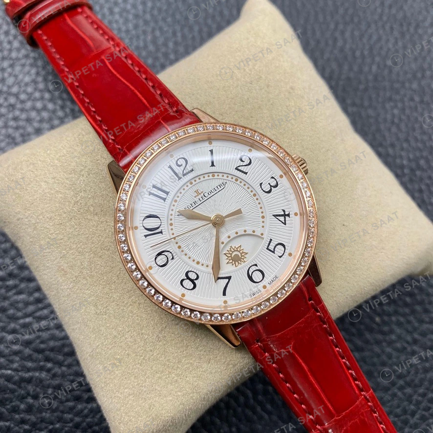 Jaeger-LeCoultre Rendez-Vous Night Day Rose Altin Kasa Baget Bezel Gumus Kadran Kirmizi Deri Kordon Super Clone Eta Eta Saat detay 4