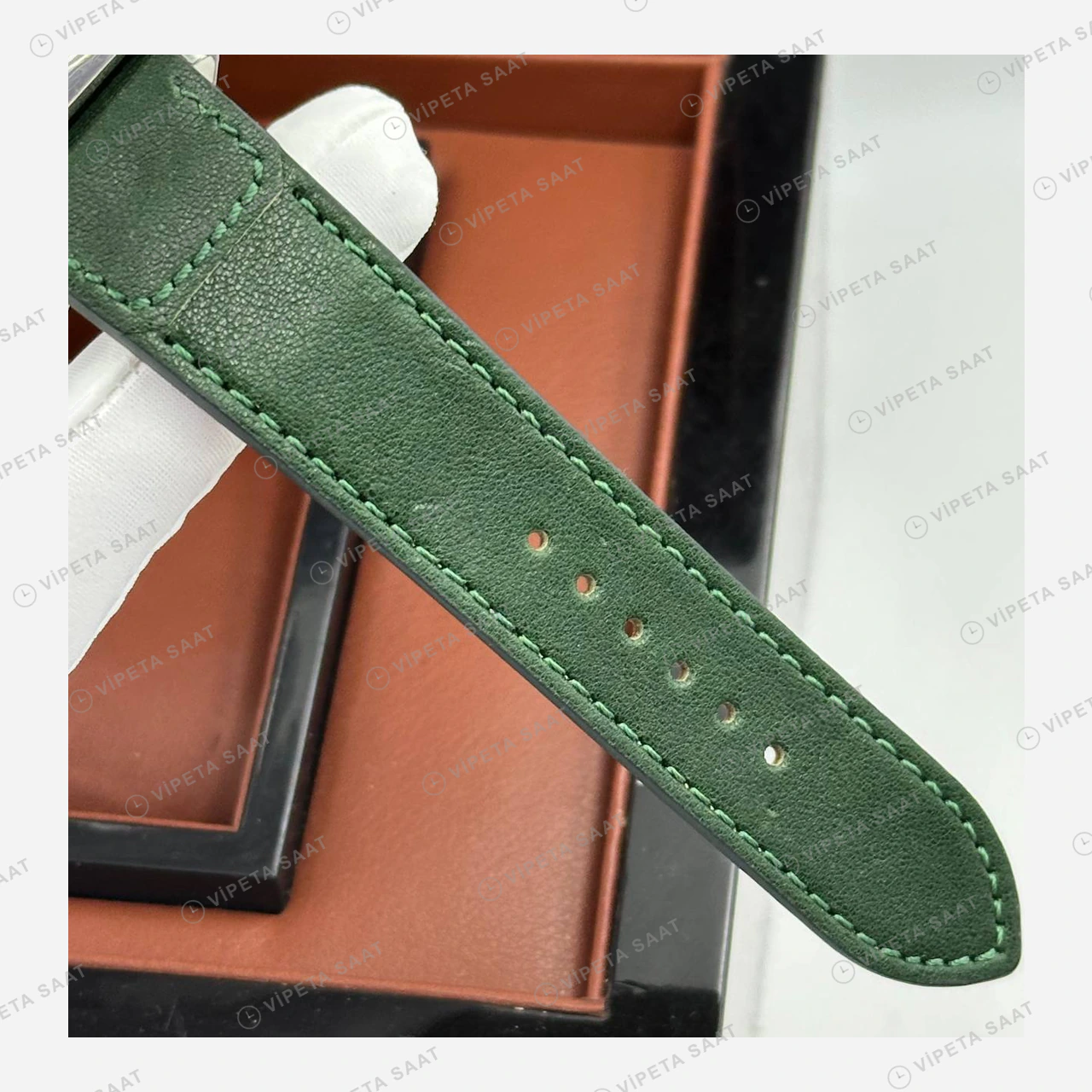 Jaeger LeCoultre Reverso Yeşil Kadran Deri Parlak Super Clone ETA Eta Saat karşıdan görünüm