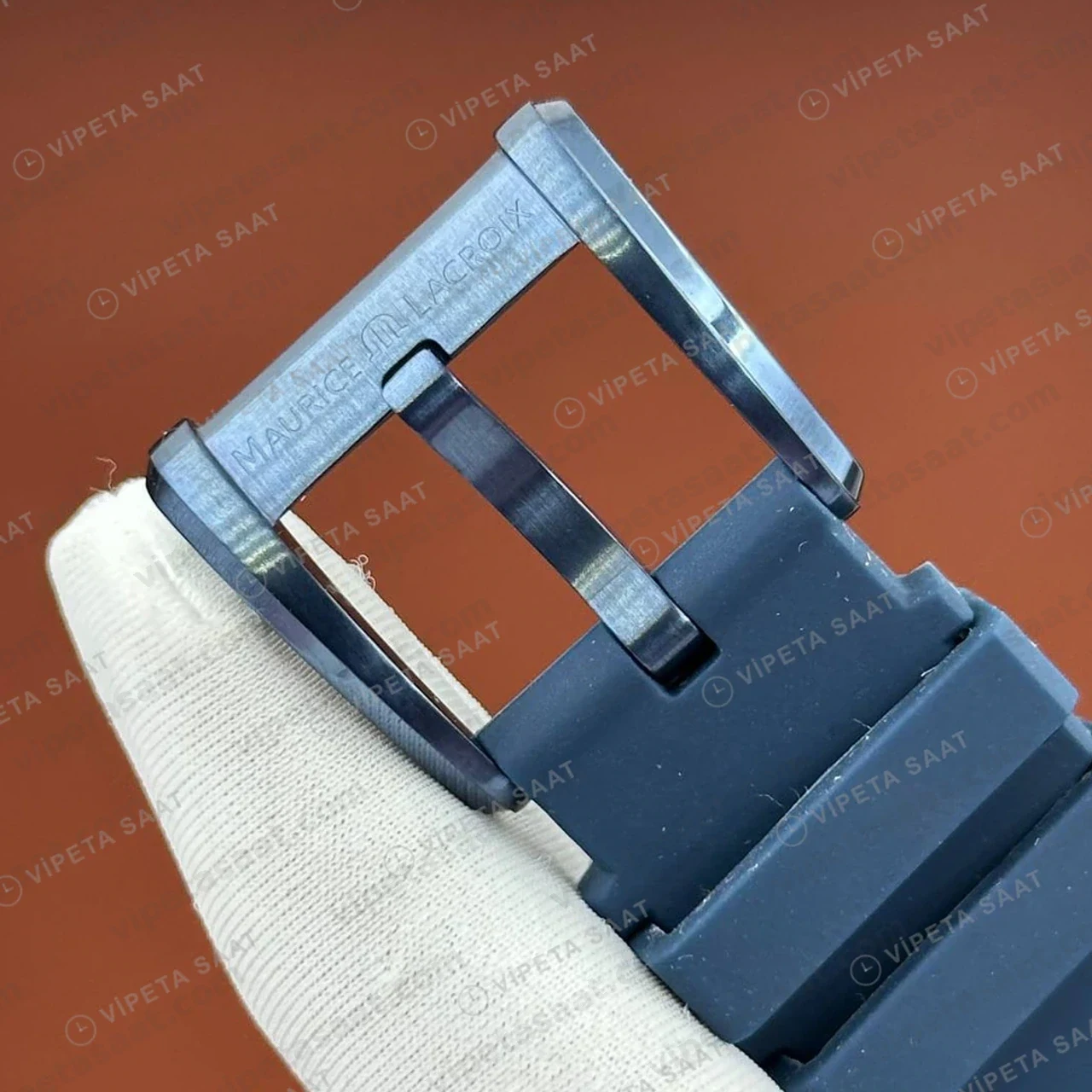 Maurice Lacroix Aikon Mavi Kadran Kauçuk Dokulu Parlak Super Clone ETA Saat yan görünüm