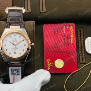 Omega Constellation Beyaz Baget Kadran Rose Celik Kasa Kahverengi Deri Super Clone Eta Eta Saat karşıdan görünüm