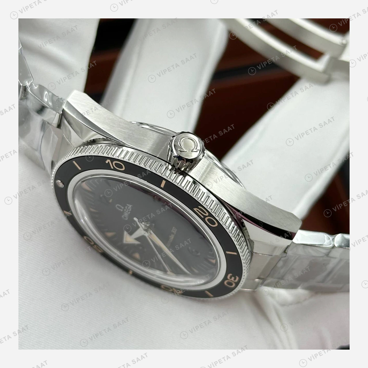 Omega Seamaster 300 Siyah Kadran Çelik Deniz Super Clone ETA Eta Saat karşıdan görünüm