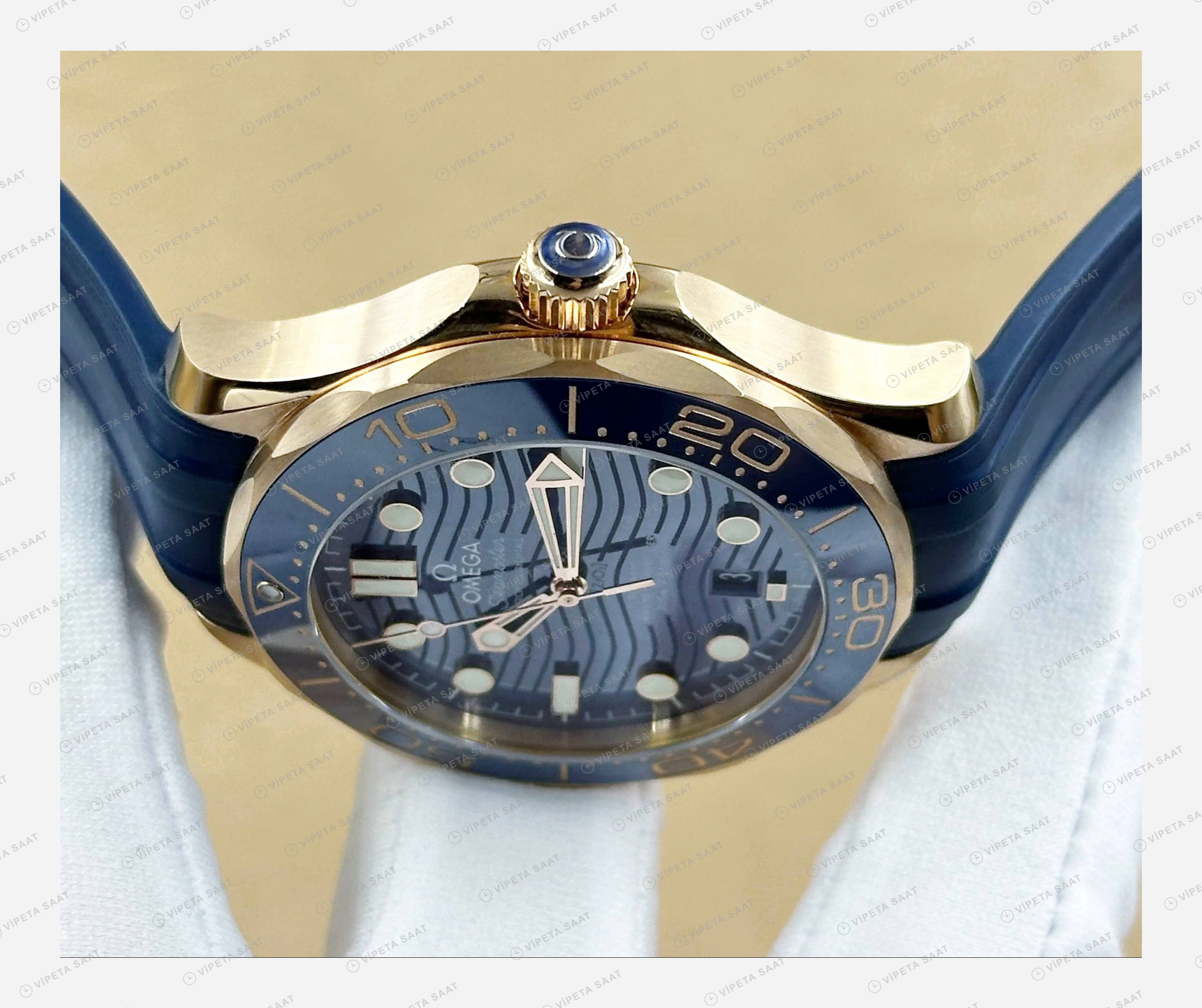 Omega Seamaster Diver 300M Mavi Kadran Sarı Altın Kordon Super Clone ETA Eta Saat yan görünüm