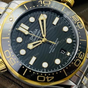 Omega Seamaster Diver 300M Siyah Kadran Altin Celik Kasa Seramik Bezel Celik Kordon Super Clone Eta Saat görünüm 1