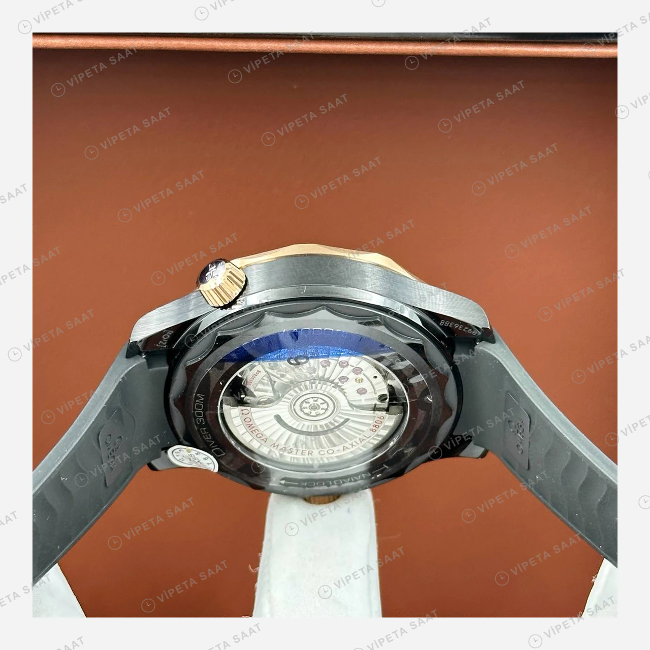 Omega Seamaster Diver 300M Siyah Kadran Everose Kauçuk Super Clone ETA Eta Saat yan görünüm