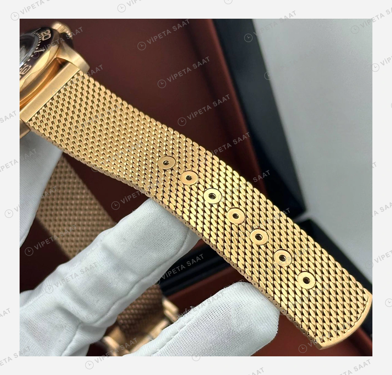 Omega Seamaster Diver 300M Siyah Kadran Kırmızı Bezel Altın Örgü Super Clone ETA Eta Saat karşıdan görünüm