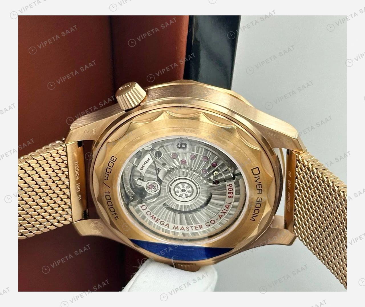 Omega Seamaster Diver 300M Siyah Kadran Kırmızı Bezel Altın Örgü Super Clone ETA Eta Saat detay 4