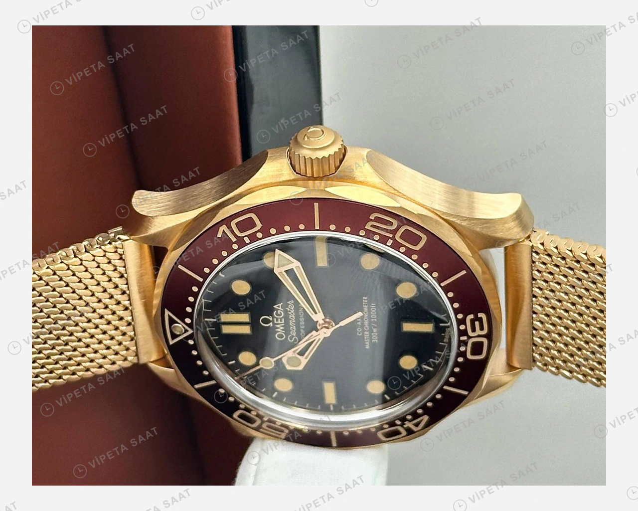 Omega Seamaster Diver 300M Siyah Kadran Kırmızı Bezel Altın Örgü Super Clone ETA Eta Saat detay 6