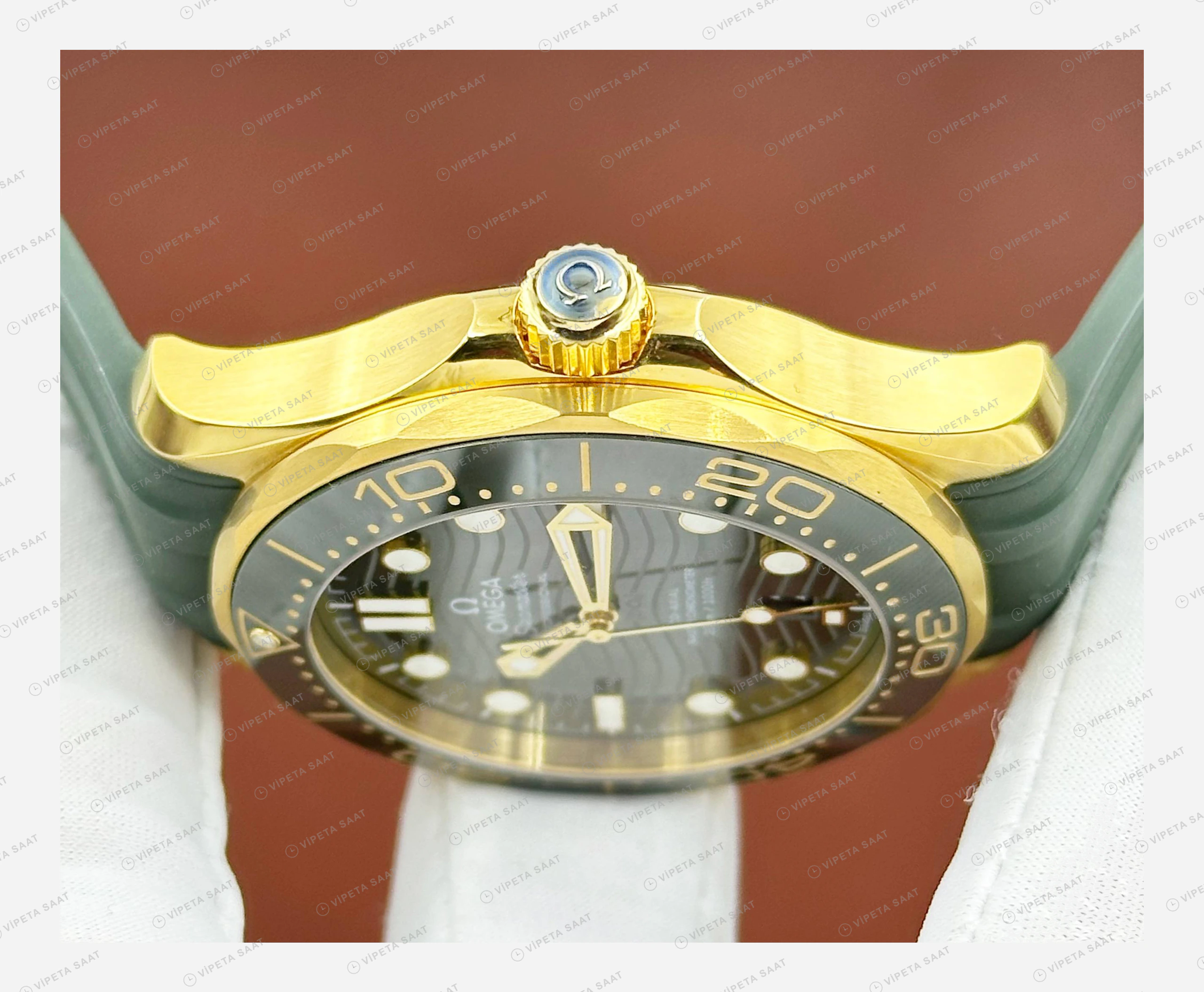 Omega Seamaster Diver 300M Yeşil Kadran Sarı Altın Kauçuk Klasik Super Clone ETA Eta Saat karşıdan görünüm