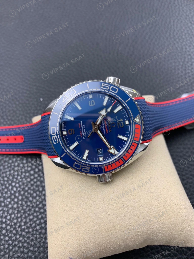 Omega Seamaster Planet Ocean Mavi Kadran Mavi Bezel Kaucuk Kordon Super Clone Eta Eta Saat detay 4