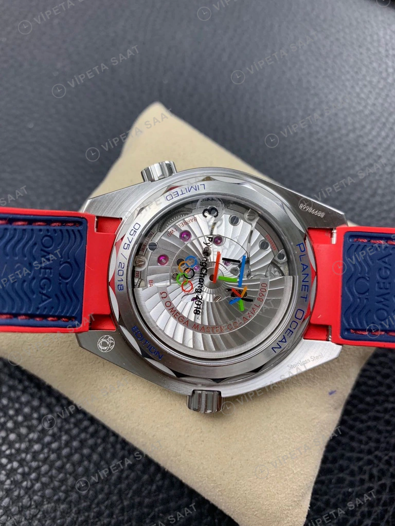 Omega Seamaster Planet Ocean Mavi Kadran Mavi Bezel Kaucuk Kordon Super Clone Eta Eta Saat detay 8