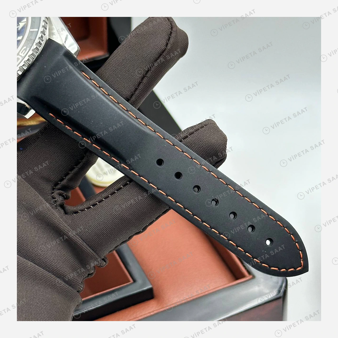 Omega Seamaster Planet Ocean Siyah Kadran Gri Kauçuk Super Clone ETA Eta Saat karşıdan görünüm