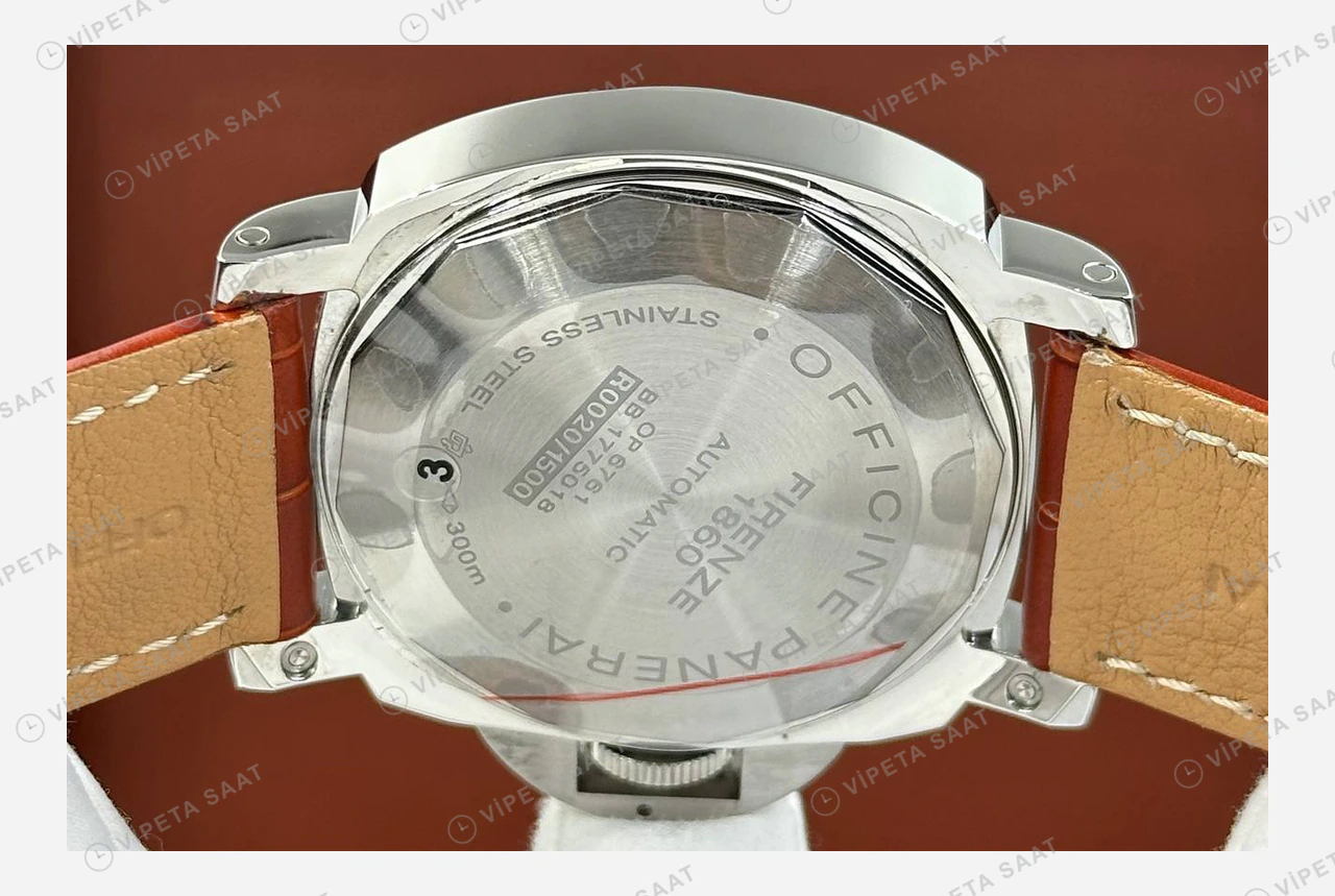 Panerai 44 mm PAM01361 Luminor GMT Siyah Kadran Deri Super Clone ETA Eta Saat karşıdan görünüm
