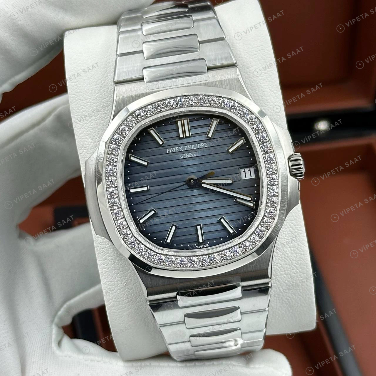 Patek Philippe Nautilus 5711 40 mm Mavi Kadran Taşlı Bezel Çelik Super Clone ETA Eta Saat karşıdan görünüm