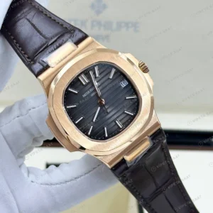 Patek Philippe Nautilus 5711 40 mm Rose Gold Mavi Kadran Deri Super Clone ETA Eta Saat detay 4