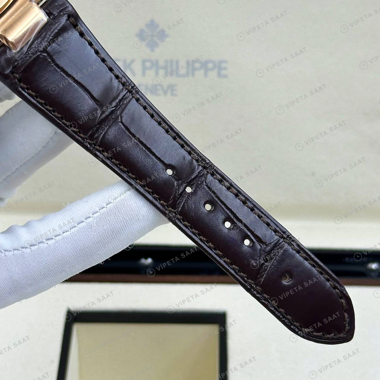 Patek Philippe Nautilus 5711 40 mm Rose Gold Mavi Kadran Deri Super Clone ETA Eta Saat detay 5