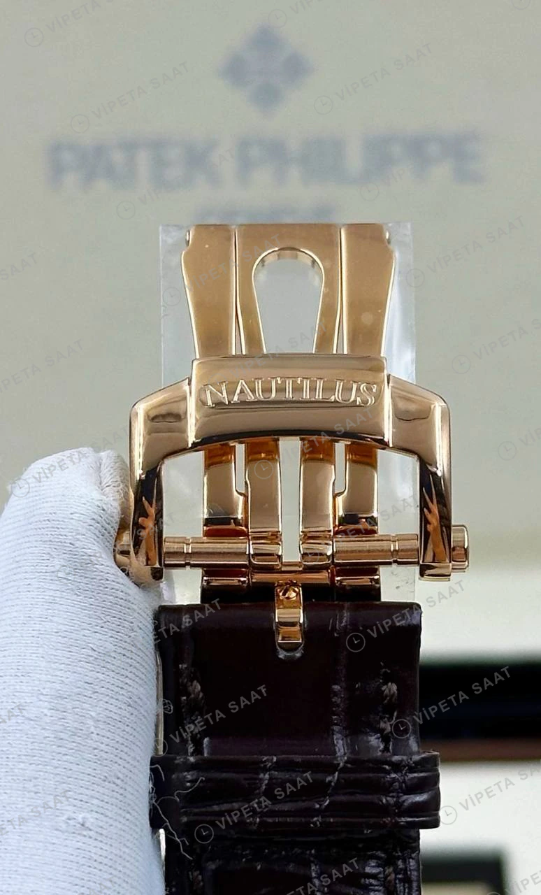 Patek Philippe Nautilus 5711 40 mm Rose Gold Mavi Kadran Deri Super Clone ETA Eta Saat detay 6