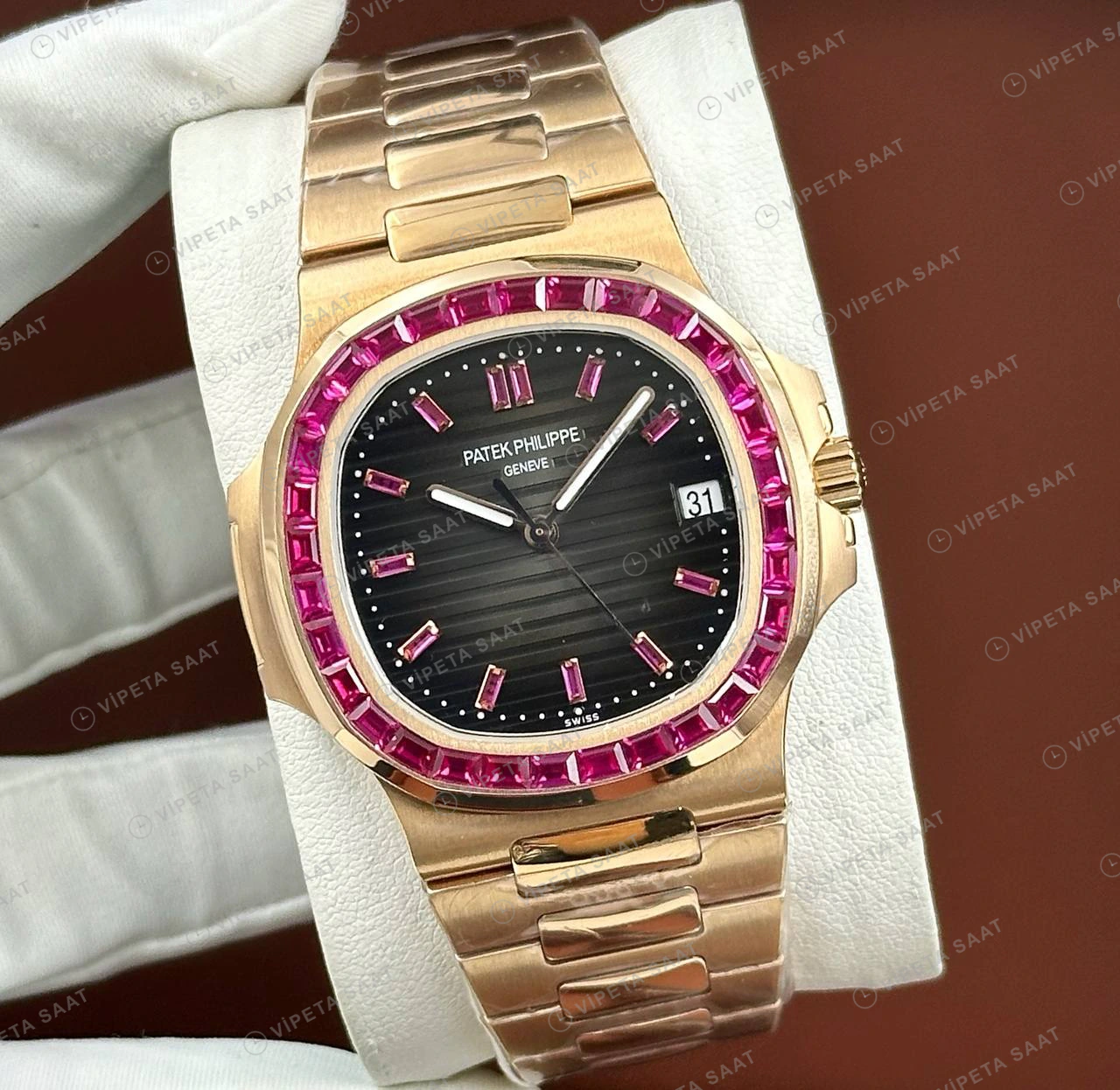 Patek Philippe Nautilus 5711 40 mm Rose Siyah Yakut Taşlı Bezel Super Clone ETA Eta Saat detay 4