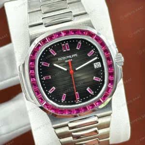 Patek Philippe Nautilus 5711 40 mm Siyah Kadran Pembe Baget Taşlı Super Clone ETA Eta Saat karşıdan görünüm