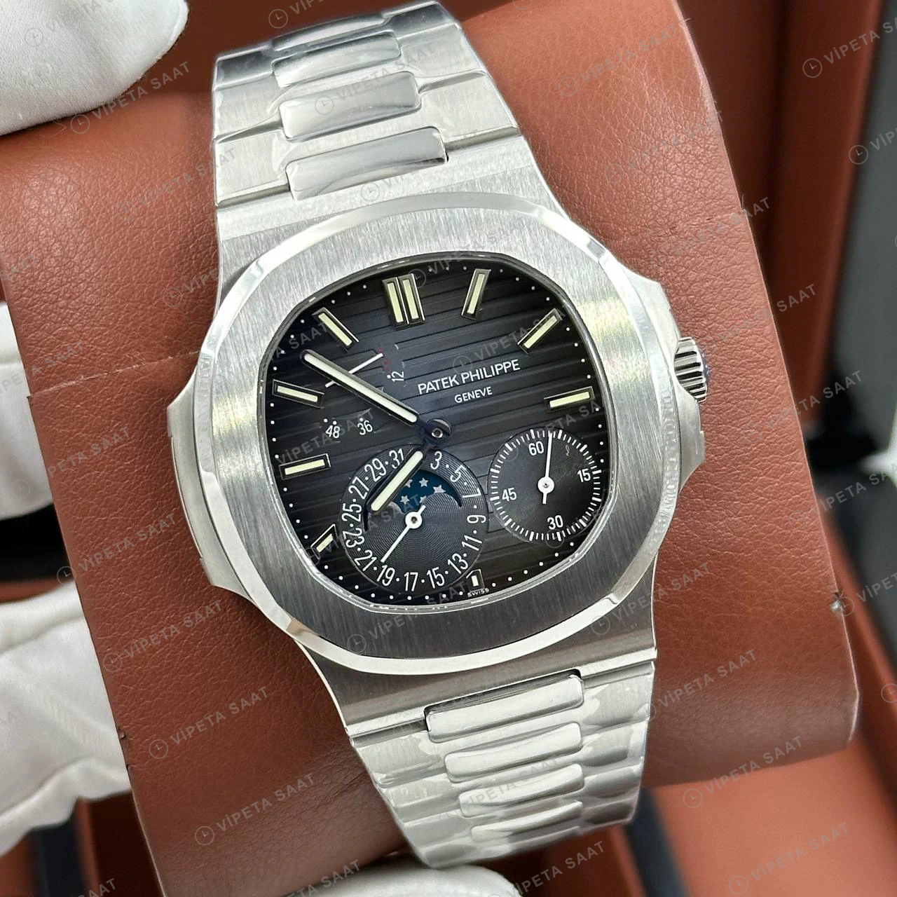 Patek Philippe Nautilus 5712 40 mm Gri Kadran Güç Göstergeli Kauçuk Super Clone ETA Eta Saat yan görünüm