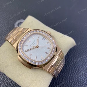 Patek Philippe Nautilus Beyaz Kadran Rose Kasa Baget Bezel Celik Kordon Super Clone Eta Eta Saat karşıdan görünüm