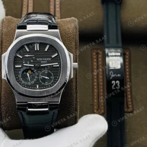 Patek Philippe Nautilus Moonphase Siyah Kadran Celik Bezel Siyah Deri Super Clone Eta Eta Saat karşıdan görünüm