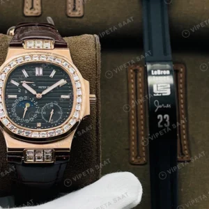 Patek Philippe Nautilus Moonphase Siyah Kadran Rose Kasa Baget Bezel Kahverengi Deri Super Clone Eta Eta Saat karşıdan görünüm