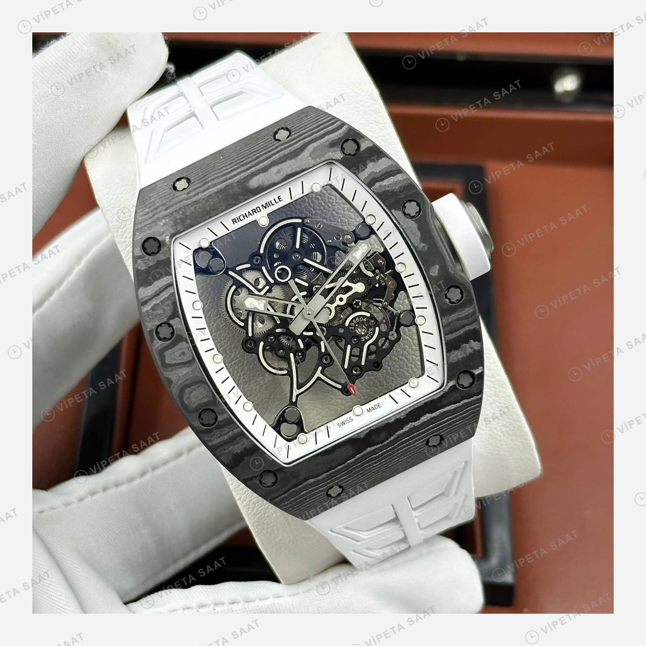Richard Mille RM 055 Bubba Watson Americas Siyah Karbon Beyaz Çerçeve Skeleton Beyaz Kordon Super Clone ETA Eta Saat karşıdan görünüm