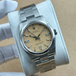 Rolex Datejust 36 mm 126200 Baton İndeksli Şampanya Kadranlı Oyster Bilezik Smooth / Domed (Düz) Bezel 3235 Super Clone ETA Saat karşıdan görünüm