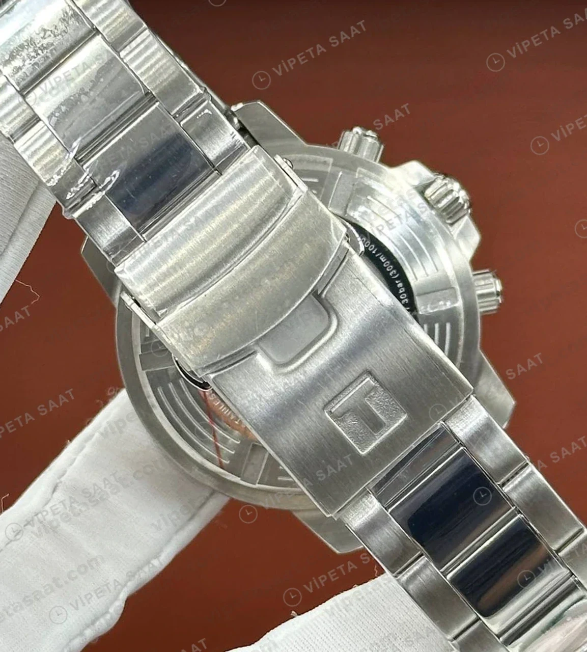 Tissot Seastar Mavi Kronograf Kırmızı Bezel Çelik Eta Saat kordon detayı