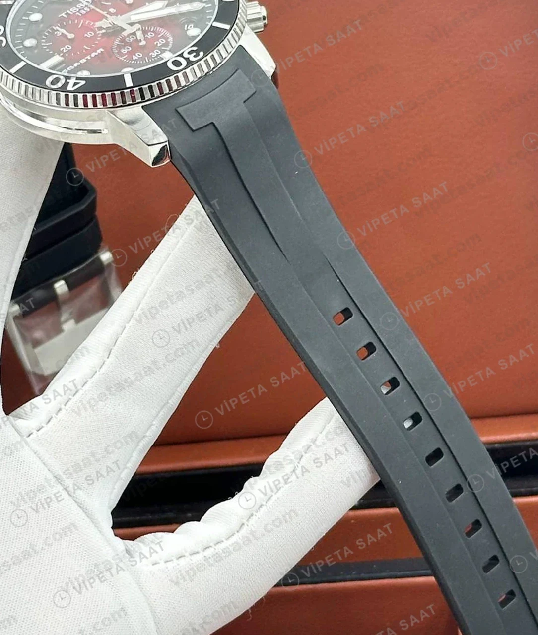 Tissot Seastar Siyah Kırmızı Kronograf Kauçuk Eta Saat detay görünüm