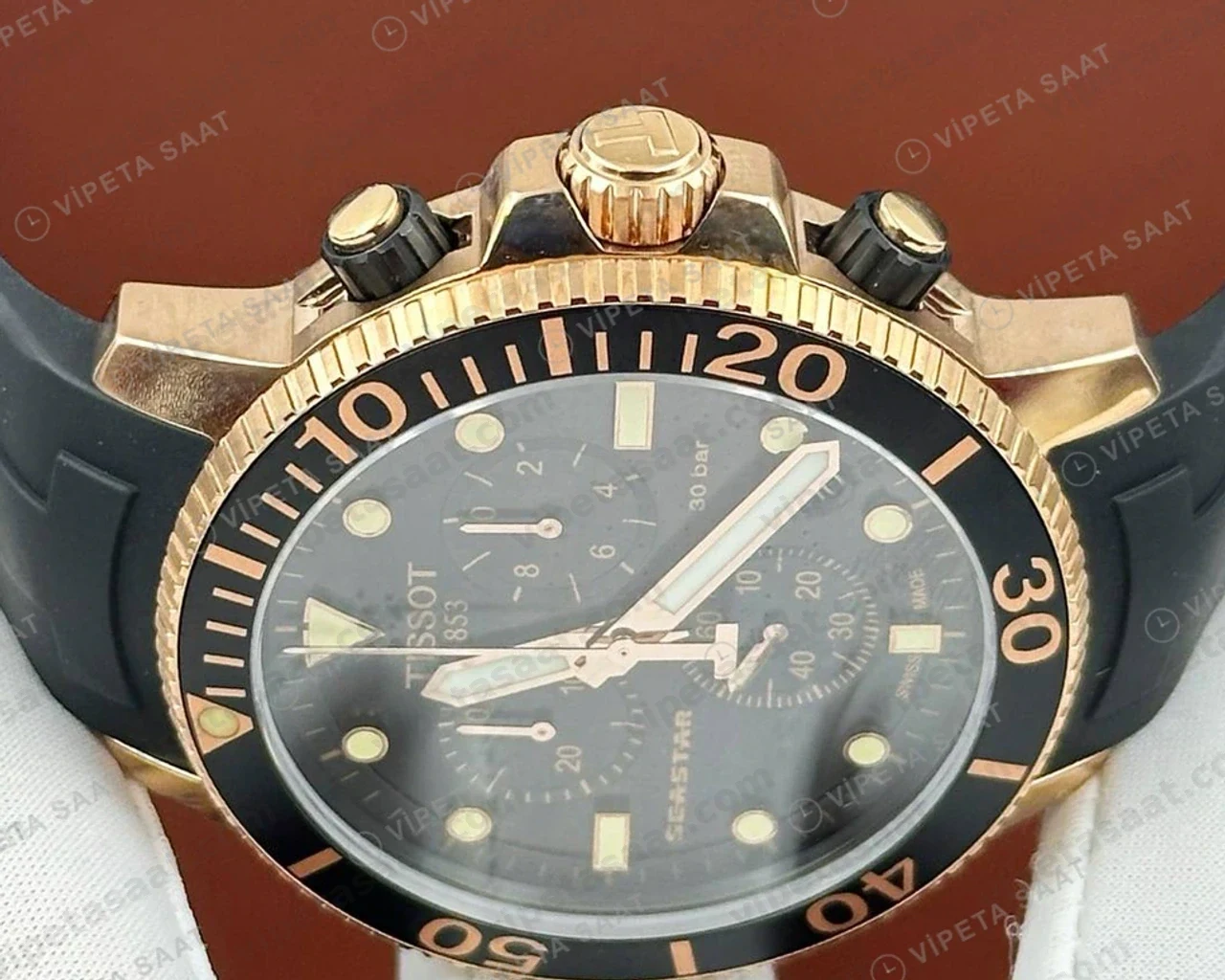 Tissot Seastar Siyah Kronograf Altın Bezel Kauçuk Eta Saat kadran detayı