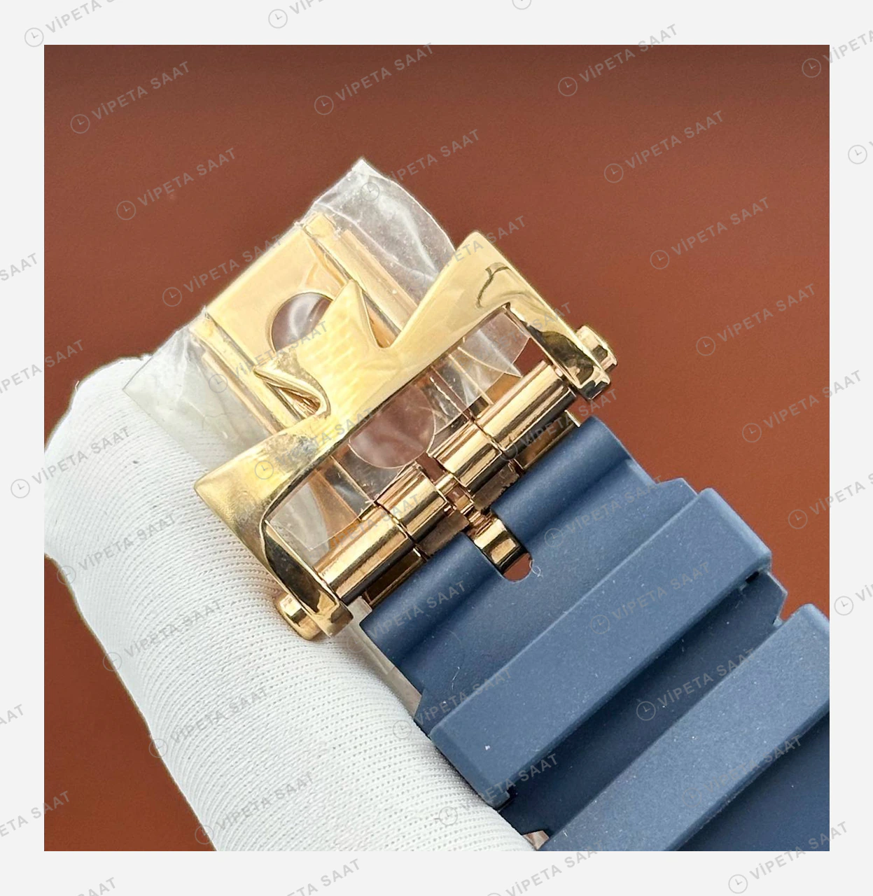 Vacheron Constantin 41 mm Overseas Rose Mavi Ay Evreli Kauçuk Super Clone ETA Eta Saat karşıdan görünüm
