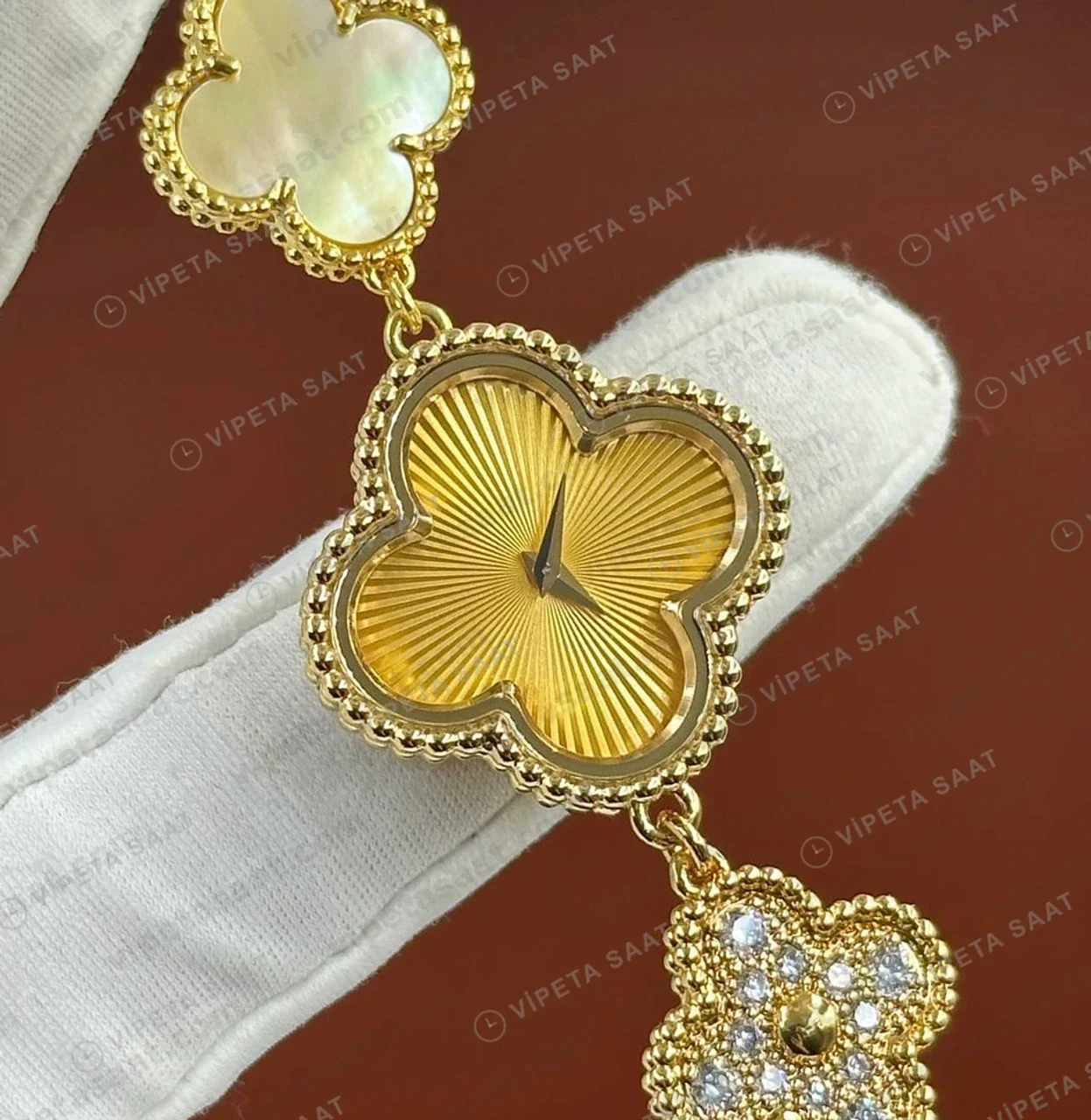 Van Cleef Alhambra Altın Kadran Bileklik Super Clone ETA Saat detay 4