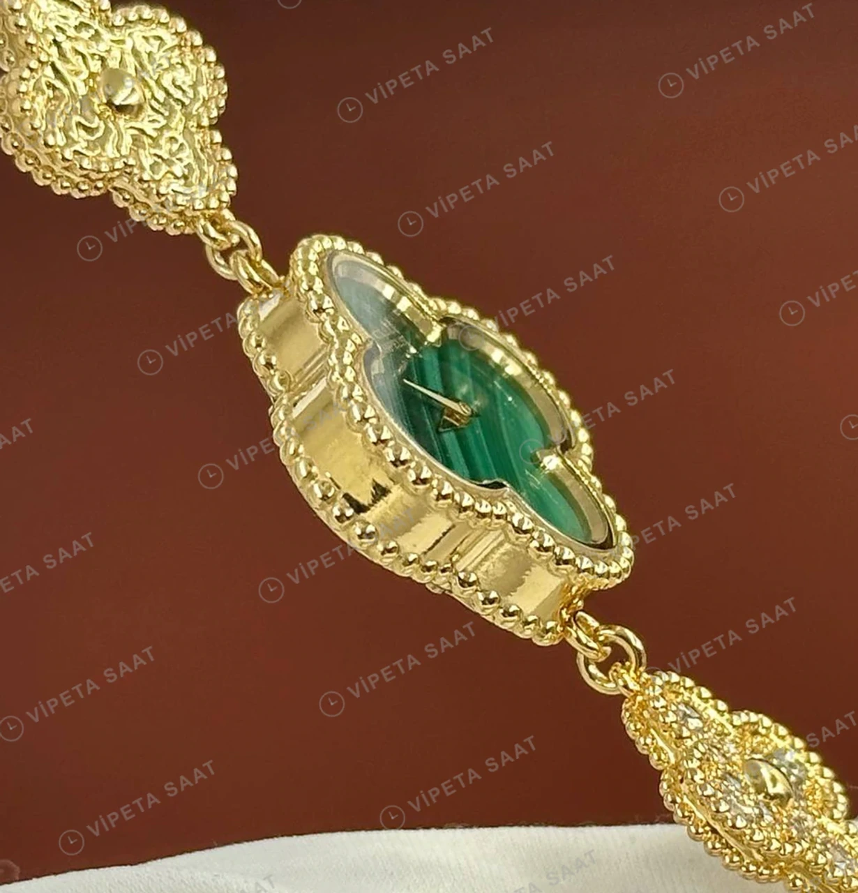 Van Cleef Alhambra Yeşil Malakit Kadran Bileklik Super Clone ETA Saat karşıdan görünüm